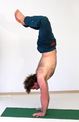 Baddha Konasana in Adho Mukha Vrikshasana, Schmetterling im Handstand