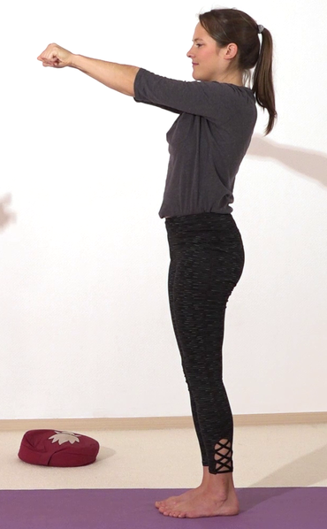 Datei:Delta-Muskeln staerken mit Yoga-Uebungen 5 im Stehen.png