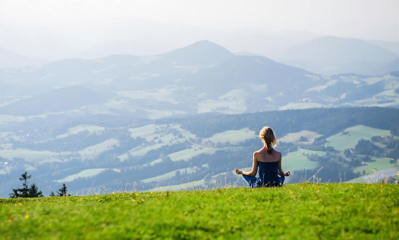Datei:Meditation-jugendliche-natur-innere-ruhe-weitblick.jpg