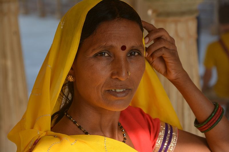 Datei:Indische Frau im Sari.jpg