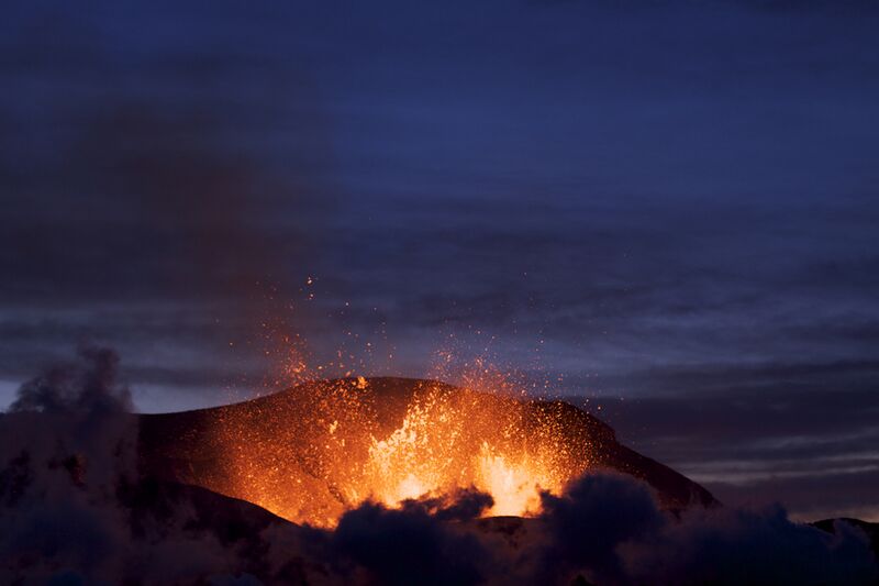 Datei:Vulkanausbruch-Fimmvoerdhuhals-Island-2010-Lavafontaene.jpg