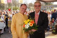 Europa-Abgeordneter Elmar Brok, mit Sukadev Bretz bei der Einweihung von Mahameru (mittlerer Gebäudekomplex von Yoga Vidya Ashram Bad Meinberg) 7.4.2019, Copyright http://www.kurier-verlag.de