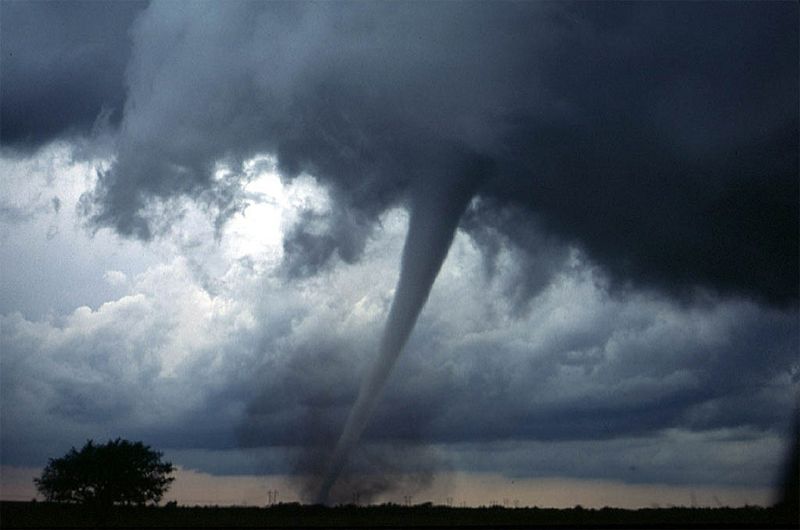 Datei:Tornado Sturm Wind Gewitter Katastrophe Zerstörung.jpg
