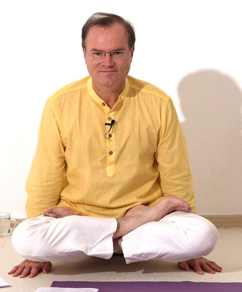 Datei:Yoga Hahn im Lotus mit Armen neben den Oberschenkeln.jpg