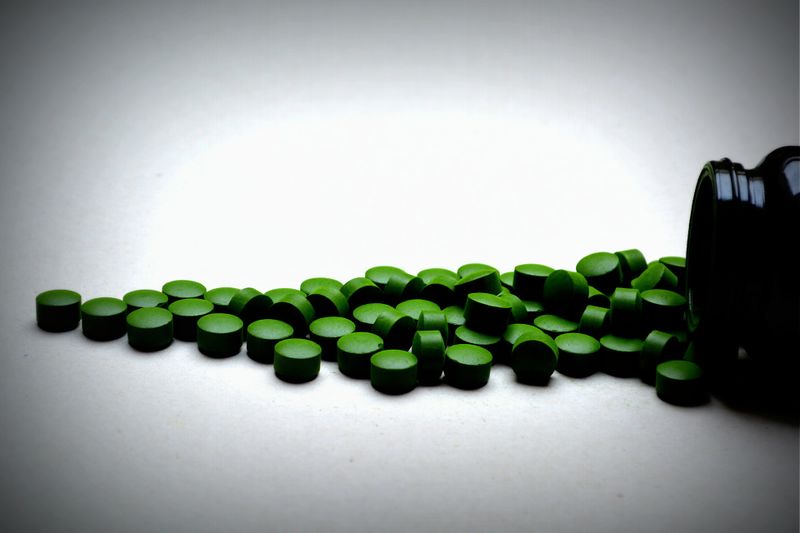Datei:Chlorella Nahrungsergänzungsmittel Grün Pille.jpg
