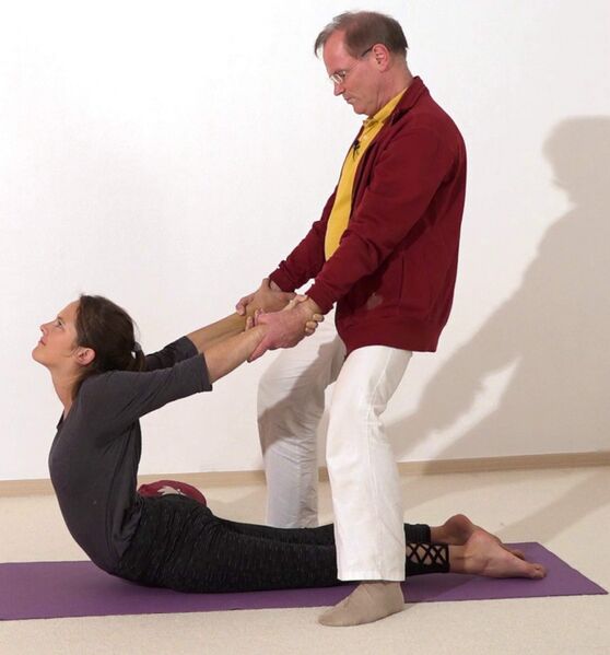 Datei:Fortgeschrittene Kobra Hilfestellungen - Yoga Vidya Bodywork 2.jpg