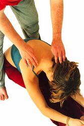 1) Schultern gerade richten. Dafür sorgen, dass Schultern und Nacken entspannt sind.