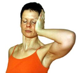 Halsstärkungsübung: Mit der rechten bzw. linken Hand ca. 10 Sekunden lang seitlich mittelstark bis stark gegen den Kopf oder die Wange drücken. Dabei mit dem Kopf gegenhalten.