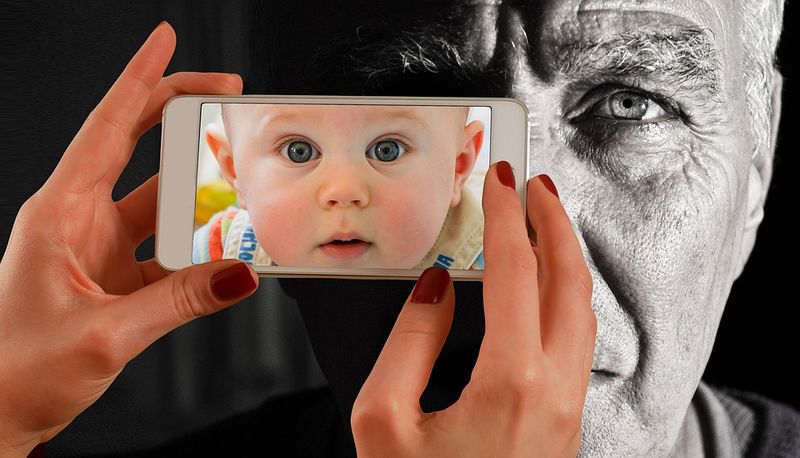 Datei:Smartphone Körper Alt Baby Veränderung.jpg