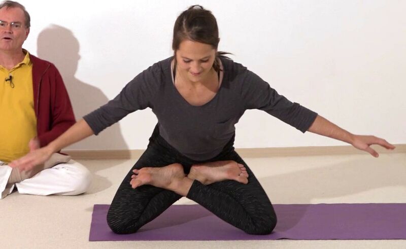 Datei:Berg Yoga Pose im Lotus mit leichter Vorwaertsbeuge 2 - ausgebreitete Arme.jpg