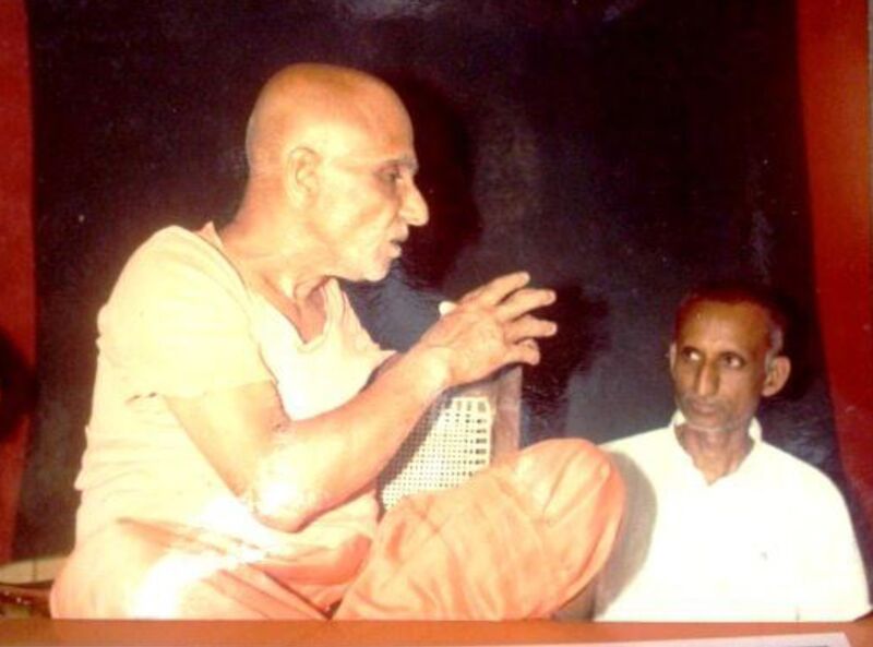 Datei:Swami Krishnananda Veranda Gurudevs Kutir Shri Karthikeyan.jpg
