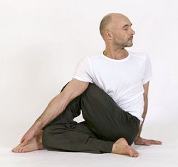 Ardha Matsyendrasana, im Yoga eine Pose für Drehflexibilität der Wirbelsäule