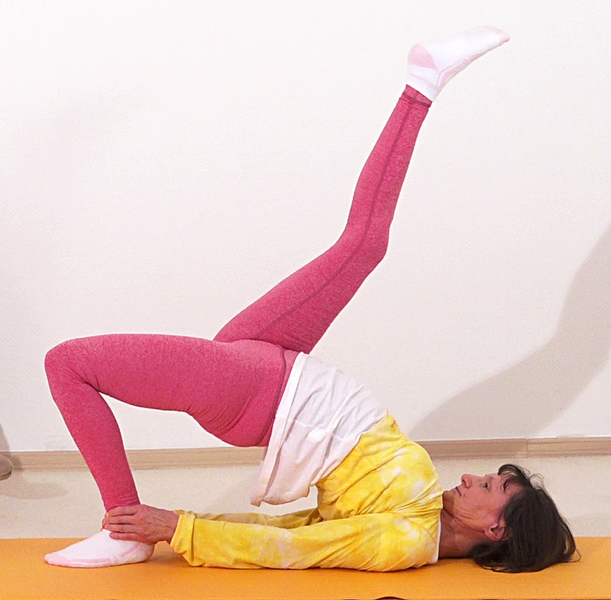 Datei:397-Dvi-Hasta-Kulpha-Eka-Pada-Setu-Bandha-Sarvangasana.png