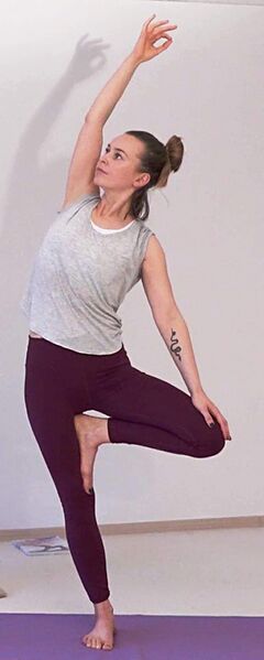 Datei:1135-Parshva-Vrikshasana.jpg