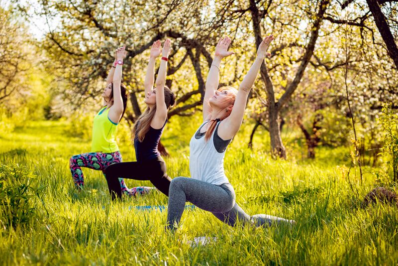Datei:Yoga-jugendliche-innere-staerke-wiese.jpg