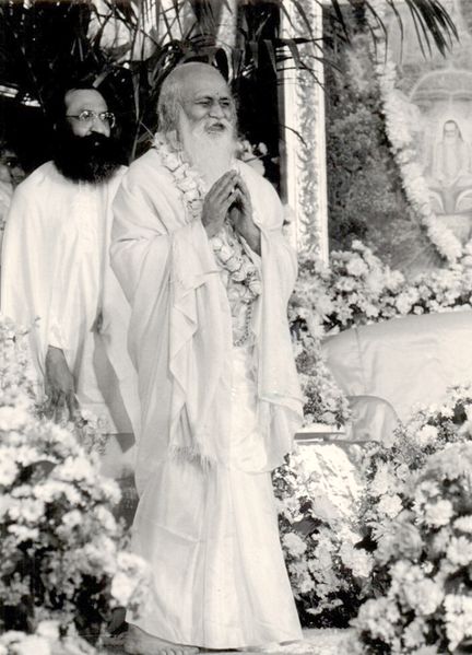 Datei:Maharishi Mahesh Yogi with Nandkishore.jpg