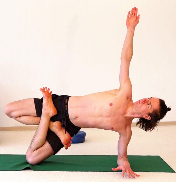 Datei:947-Padmasanain-Vasishthasana05-29-13h50m45s267.jpg
