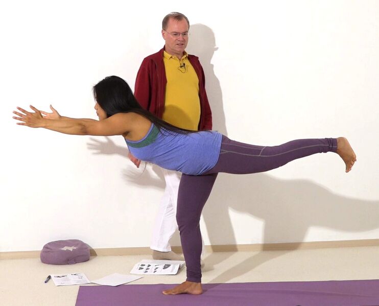 Datei:Gesaess-Muskeln staerken mit Yoga-Uebungen 3 Standwaage.jpg
