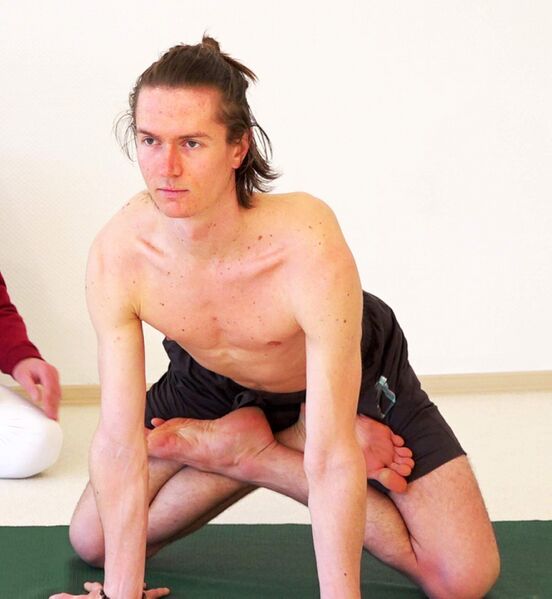 Datei:2141-Deva-Garbhasana.jpg