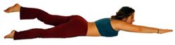 Linkes Bein, rechten Arm und den Kopf heben. 8-12 Atemzüge lang halten. Langsam senken. Andere Seite üben. Dies ist eine machtvolle Übung zur Stärkung der Rückenmuskulatur bei gleichzeitiger Schonung von Wirbelsäulen und Bandscheiben.