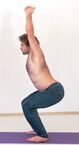 Urdhva Baddha Hasta Utkatasana, Yogastuhl-Stellung mit gefalteten Händen oben