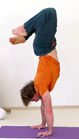 Pada Garudasana in Adho Mukha Vrikshasana, Eine fortgeschrittene Variation des Handstandes