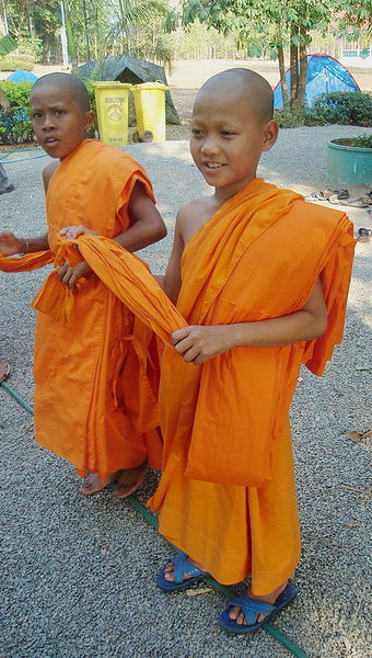 Datei:Buddhismus Mönche Kinder.jpg