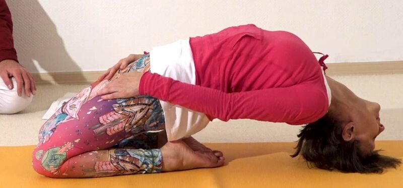 Datei:Schlafender Diamant mit Haenden an den Oberschenkeln - Yoga Haltung Supta Vajrasana.jpg