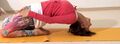 Schlafender Diamant mit Haenden an den Oberschenkeln - Yoga Haltung Supta Vajrasana 2.jpg