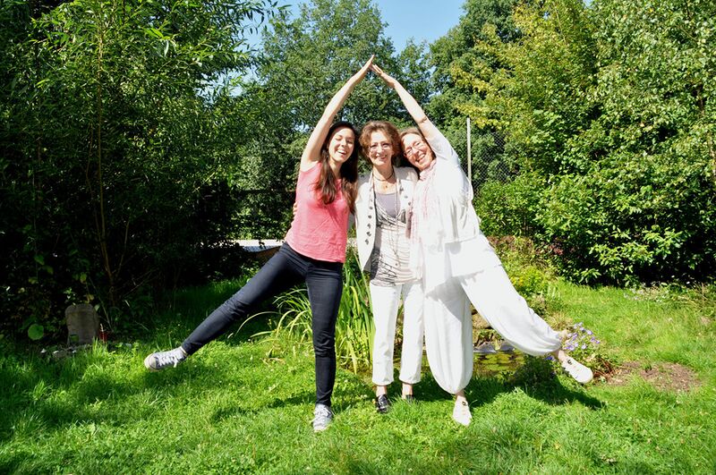 Datei:Yoga-fuer-jedes-Alter-drei-Generationen-Familie.jpg