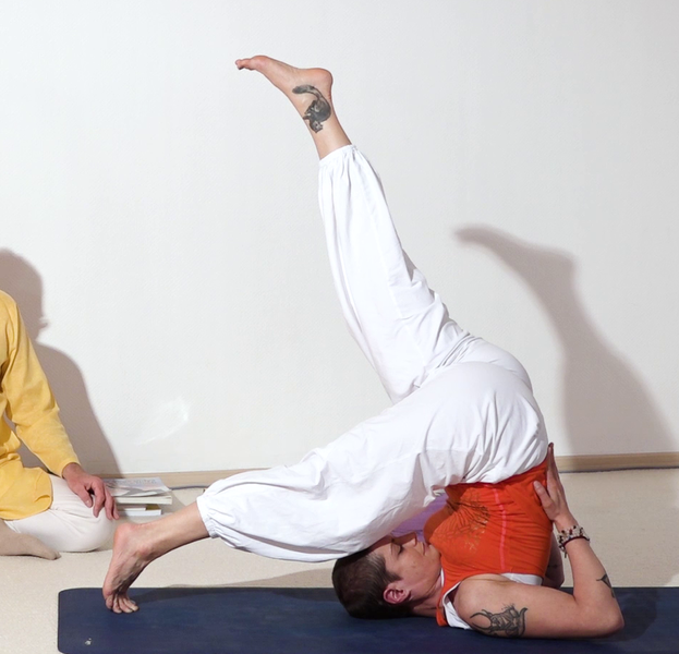 Datei:Halber Pflug - Yoga Asana 1 mit einem Bein.png