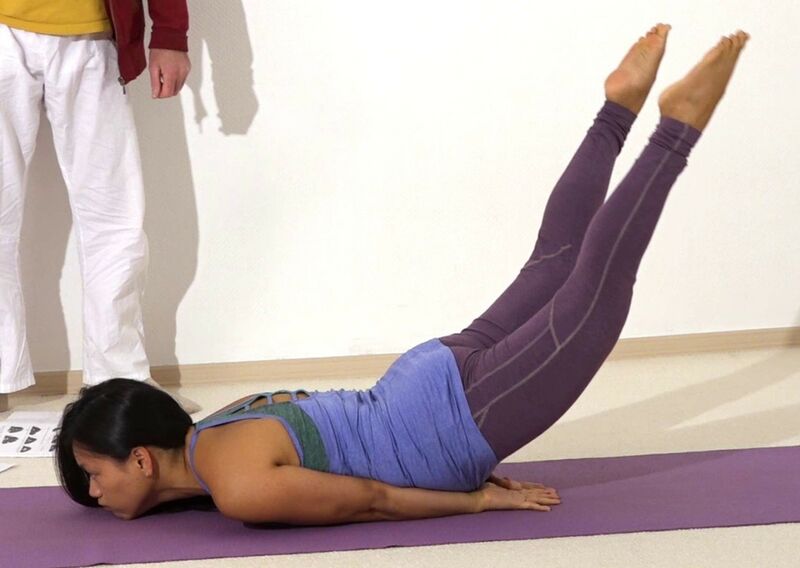 Datei:Gesaess-Muskeln staerken mit Yoga-Uebungen 6 Heuschrecke.jpg