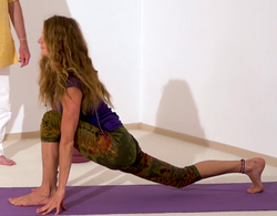 Tiefer Ausfallschritt Yoga Stellung 2.png