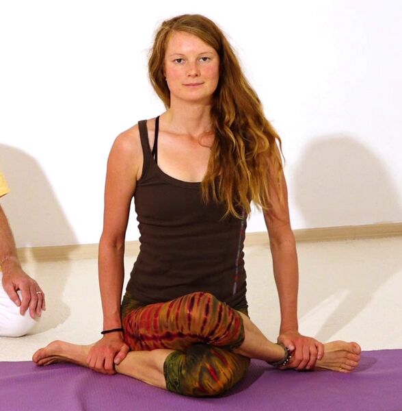 Datei:Yoga Kuhmaul 3.jpg