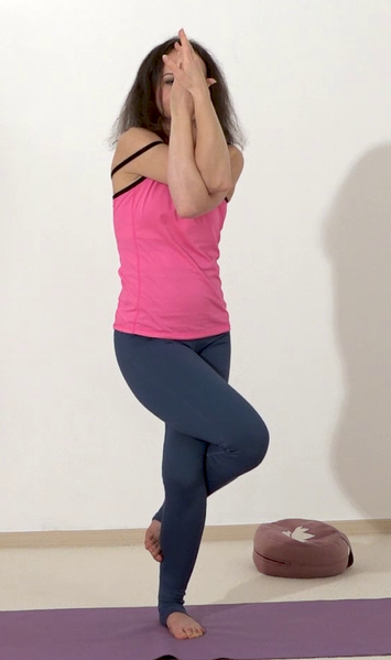 Datei:Geier Stellung - Yoga Pose.png