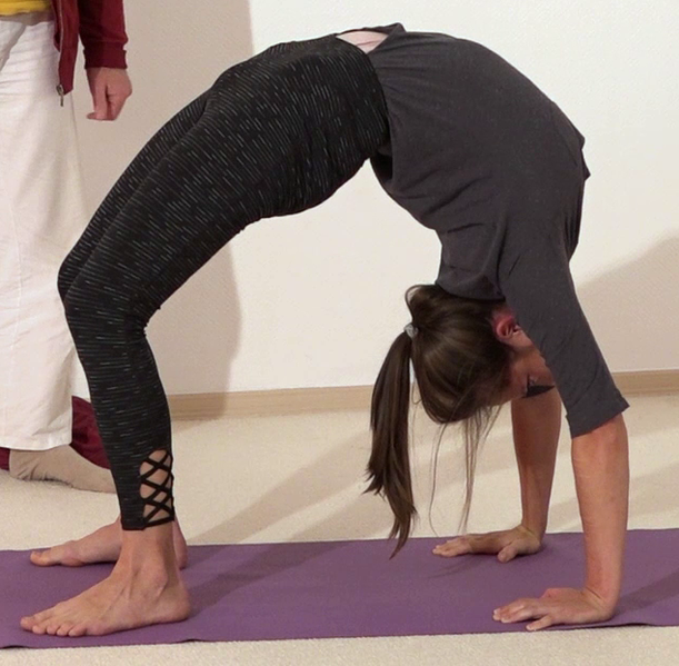 Datei:Bauch dehnen mit Yoga-Uebungen 3.png