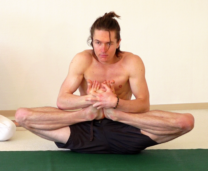 Datei:2371-Padma-Nabhi-Bandhasana.png