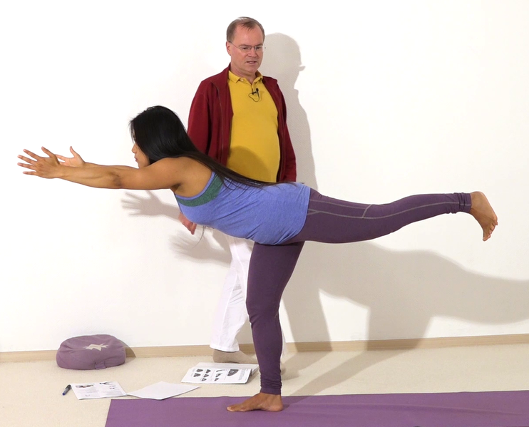 Datei:Gesaess-Muskeln staerken mit Yoga-Uebungen 3 Standwaage.png