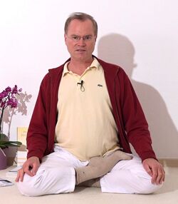 Meditationshaltungen 3 Siddhasana.jpg