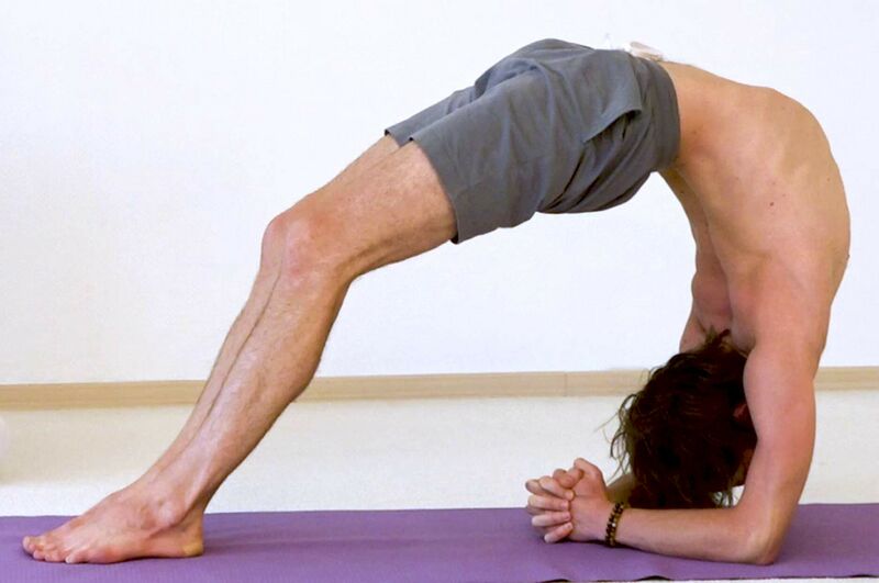 Datei:Nach oben gerichtete Zwei-Fuss-Stab-Haltung - Yoga Pose - Dwi Pada Viparita Dandasana.jpg
