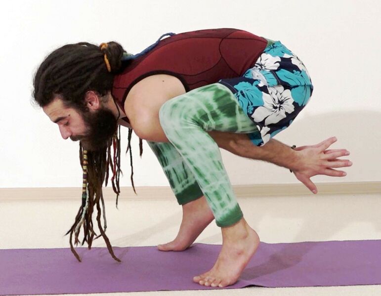 Datei:869-Niralamba-Prapada-Khanjanasana.jpg