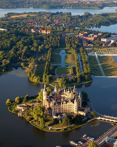 Datei:Schweriner Schloss Luftaufnahme Schlossinsel.jpg