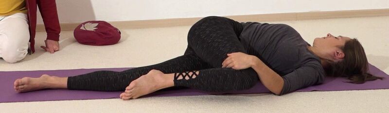 Datei:Bauch dehnen mit Yoga-Uebungen 4.jpg