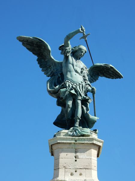 Datei:Angel-Statue-Schwert.jpg