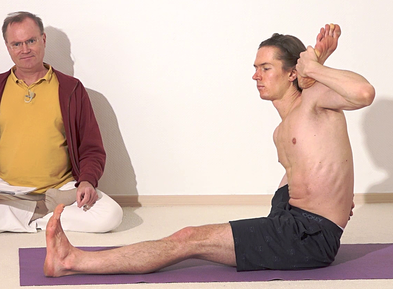 Datei:624-Hasta-Pada-Shirshasana.png