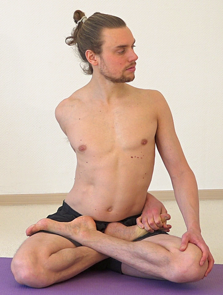 Datei:Ardha Baddha Padmasana AL 2030.png