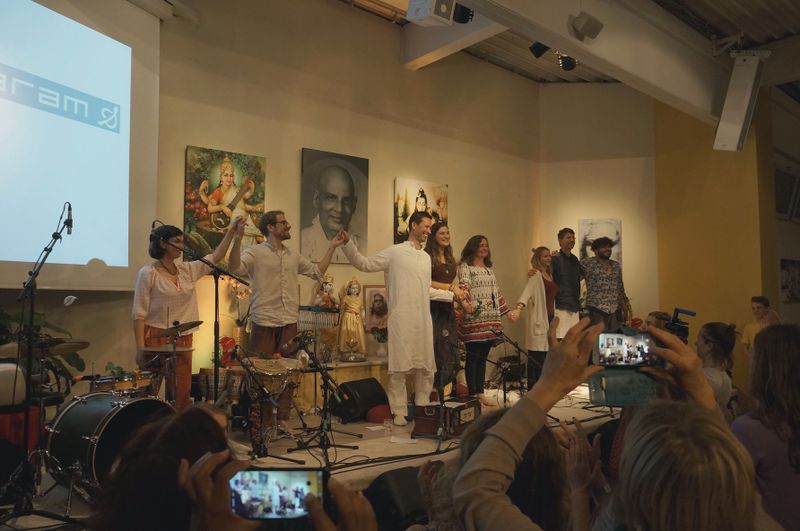 Datei:Musik Festival-Sundaram-Konzert-Katyayani-Ananda Devi Mel-singen-Applaus-Musik-Sitar-Schlagzeug-Gitarre.jpg