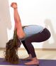 Baddha Hasta Karna Pida Utkatasana, Variation der Yoga Stuhlstellung auf den Füßen