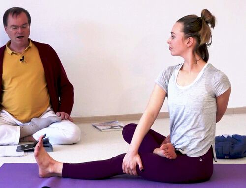 Bharadvajasana Yogawiki