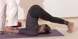 In den fortgeschrittenen Pflug helfen - Yoga Vidya Bodywork Halasana 2.jpg